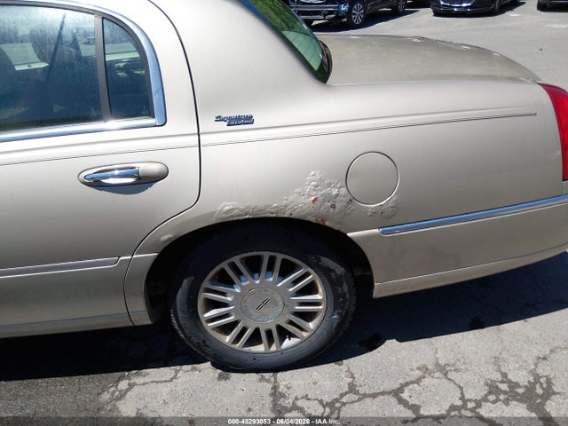 Lincoln Towncar Signature Limited