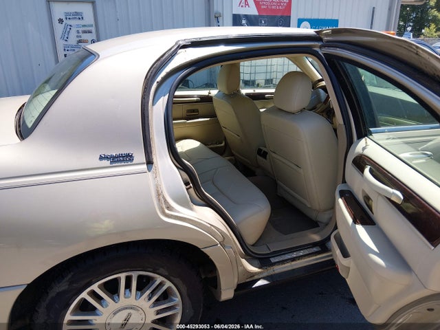Lincoln Towncar Signature Limited