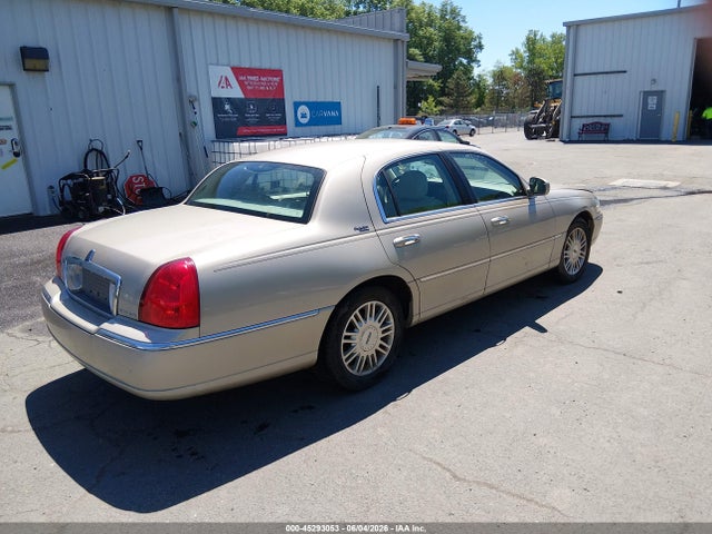 Lincoln Towncar Signature Limited