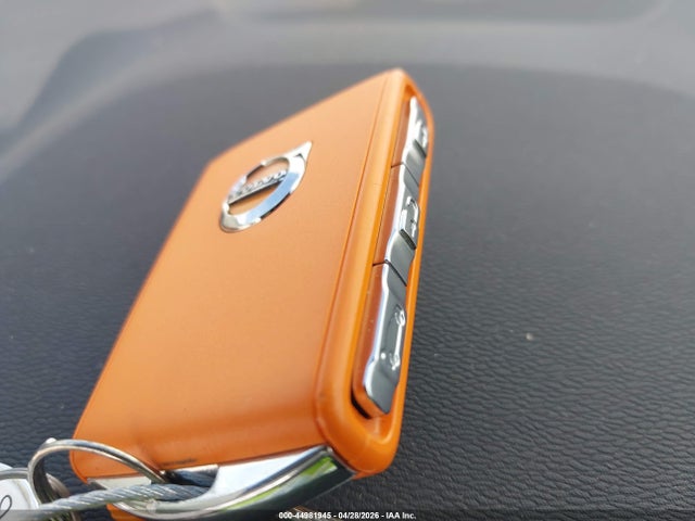 Volvo S60 B5 Plus Dark Theme
