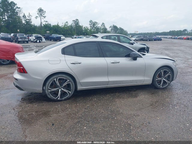 Volvo S60 B5 Plus Dark Theme