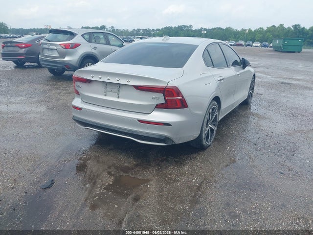 Volvo S60 B5 Plus Dark Theme