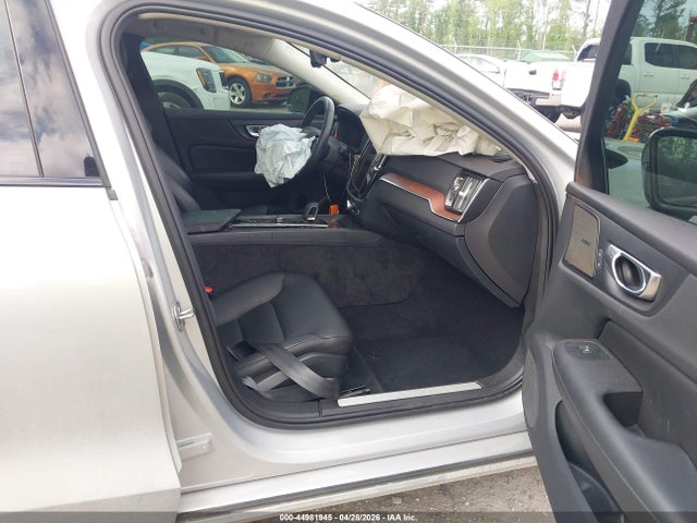 Volvo S60 B5 Plus Dark Theme