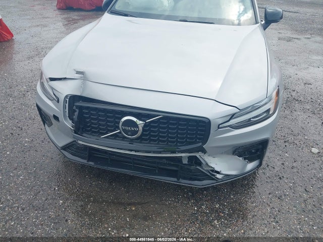 Volvo S60 B5 Plus Dark Theme