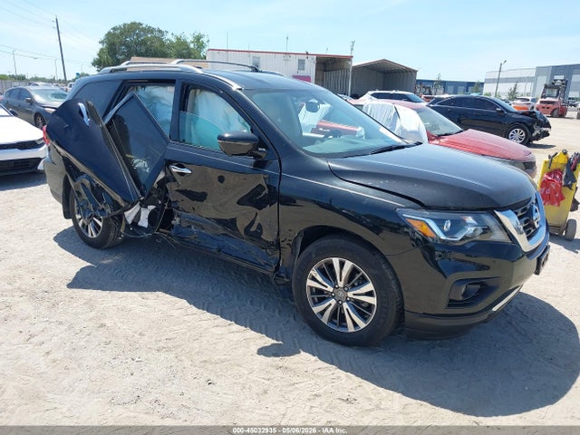 Salvage Nissan Pathfinder Image