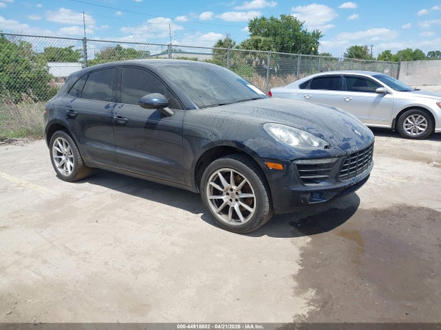 Salvage Porsche Macan Image