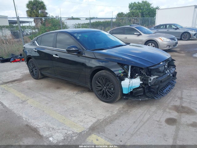 Salvage Nissan Altima Image