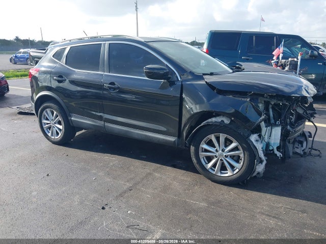 Salvage Nissan Rogue Image