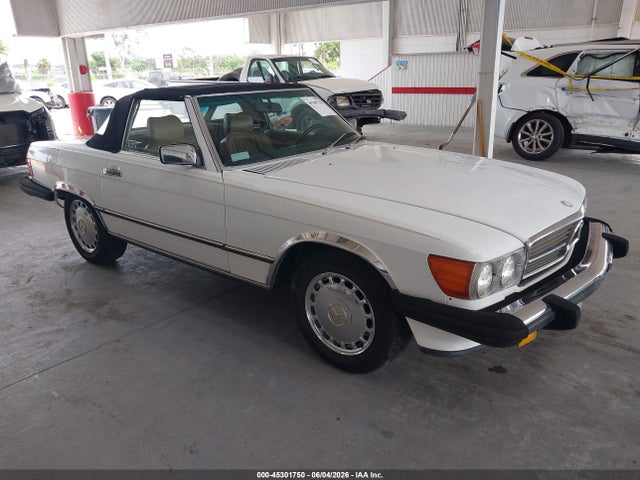 Salvage Mercedes-Benz 560 Image