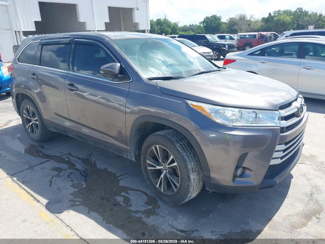 Salvage Toyota Highlander Image