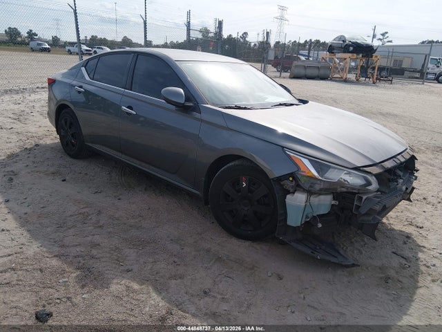 Salvage Nissan Altima Image
