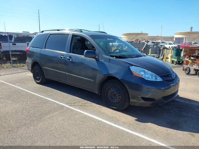 Salvage Toyota Sienna Image