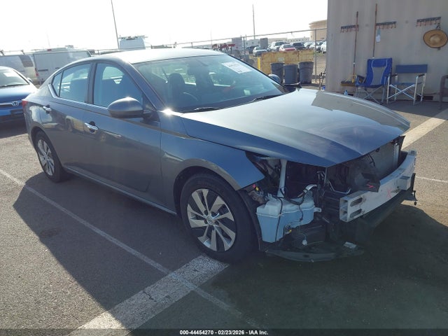 Salvage Nissan Altima Image