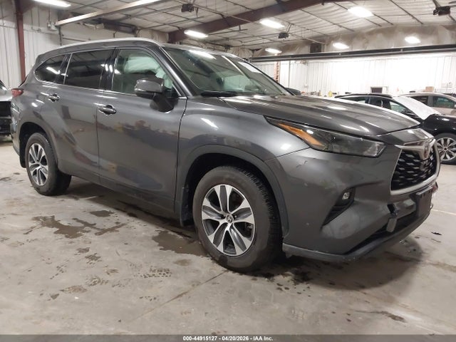 Salvage Toyota Highlander Image