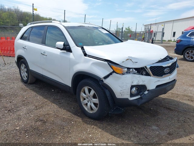 Salvage Kia Sorento Image
