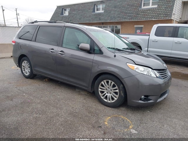 Salvage Toyota Sienna Image