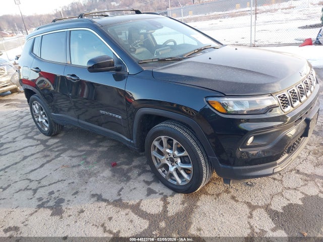 Salvage Jeep Compass Image