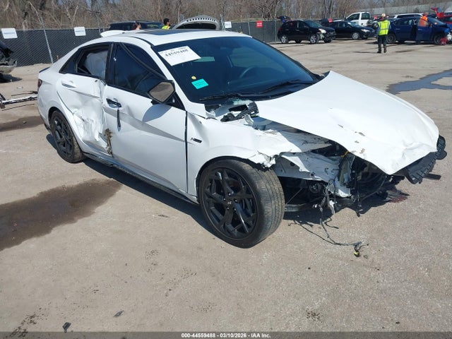 Salvage Hyundai ELANTRA Image
