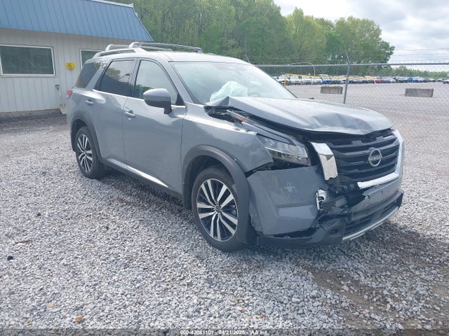 Salvage Nissan Pathfinder Image