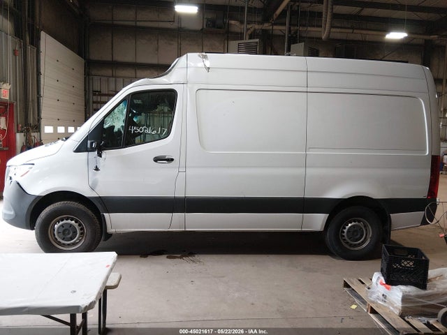 Mercedes-Benz Sprinter 2500 Standard Roof 4-cyl Gas