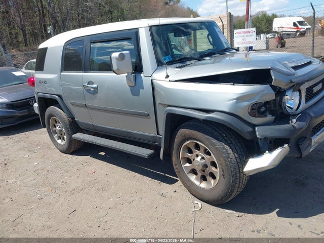 Salvage Toyota FJ Cruiser Image