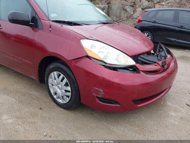 Salvage Toyota Sienna Image