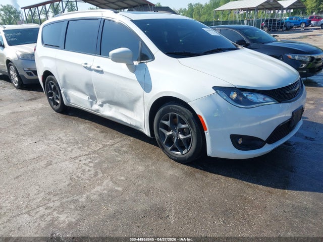 Salvage Chrysler Pacifica Image