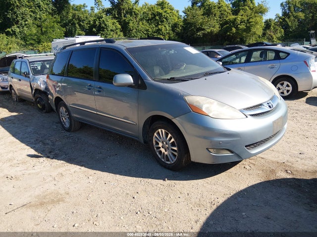 Salvage Toyota Sienna Image
