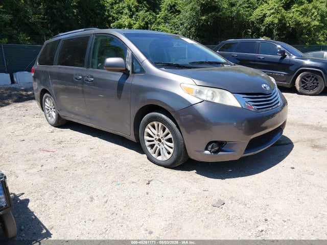 Salvage Toyota Sienna Image