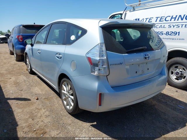 Toyota Prius v Five
