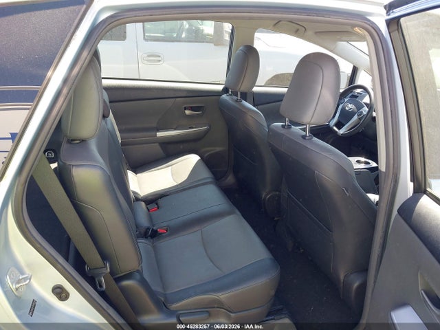 Toyota Prius v Five