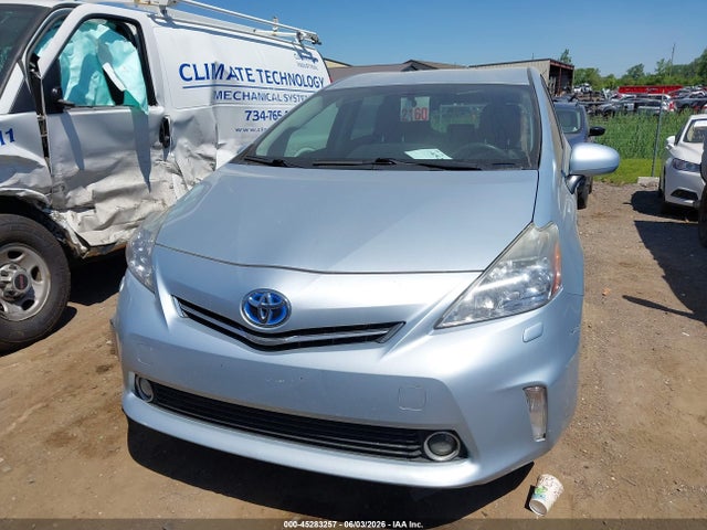 Toyota Prius v Five