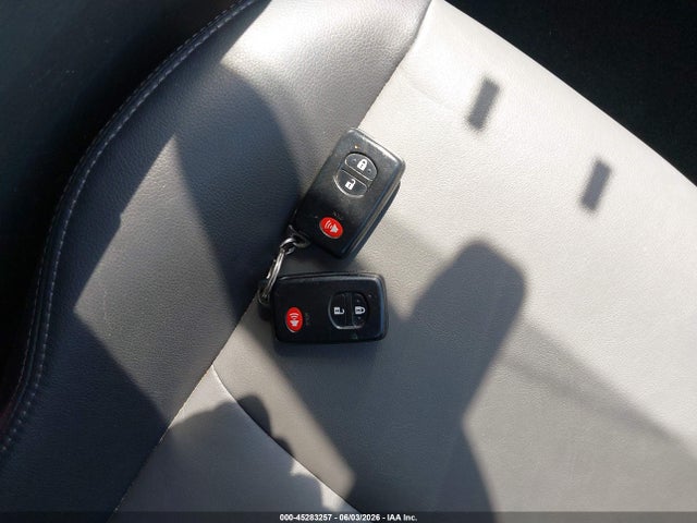 Toyota Prius v Five