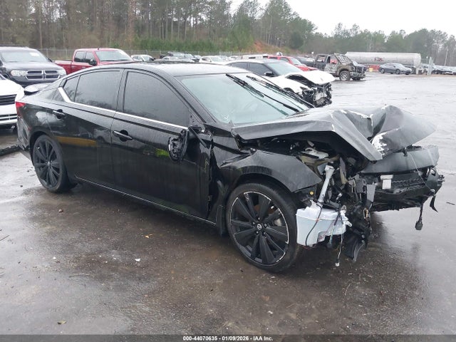 Salvage Nissan Altima Image