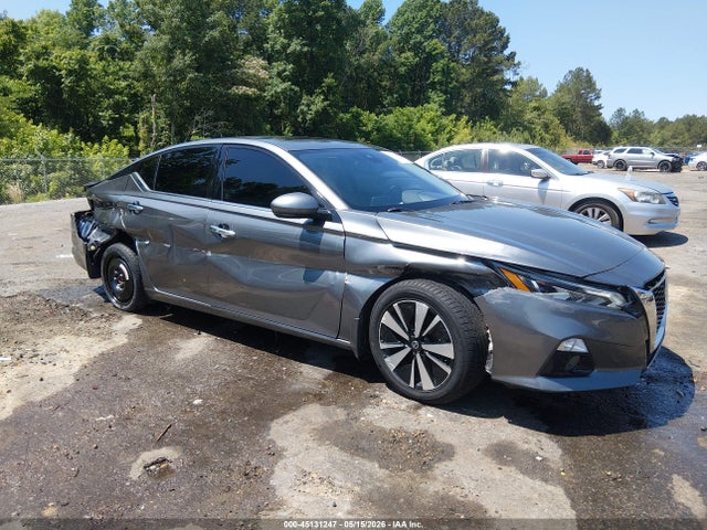 Salvage Nissan Altima Image