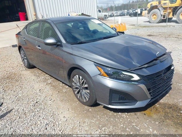 Salvage Nissan Altima Image