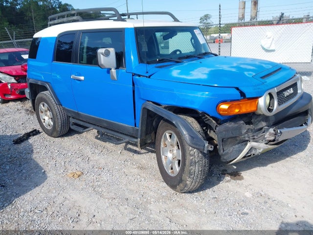 Salvage Toyota FJ Cruiser Image