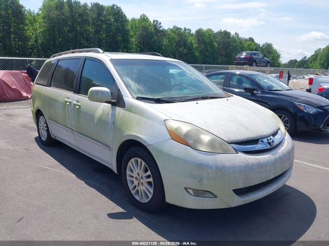 Salvage Toyota Sienna Image
