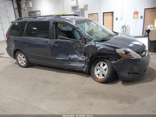 Salvage Toyota Sienna Image