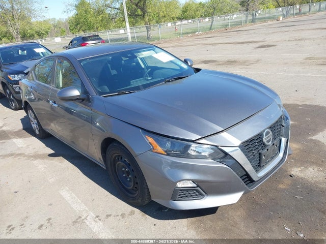 Salvage Nissan Altima Image