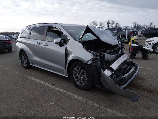 Salvage Toyota Sienna Image