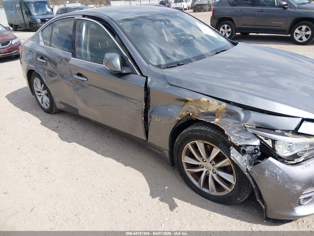 INFINITI Q50 Premium