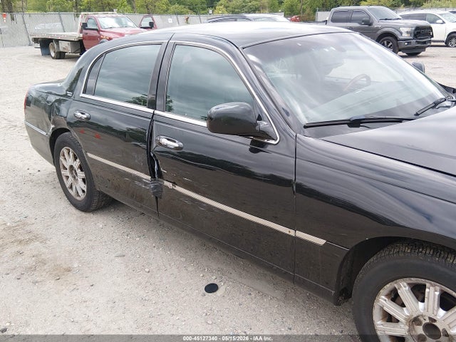 Lincoln Towncar Signature Limited
