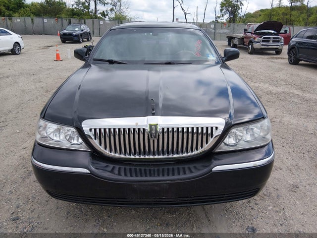 Lincoln Towncar Signature Limited