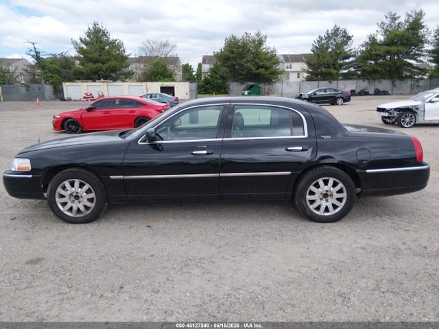 Lincoln Towncar Signature Limited