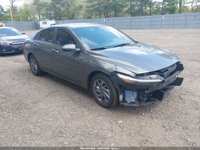 Salvage Hyundai ELANTRA Image