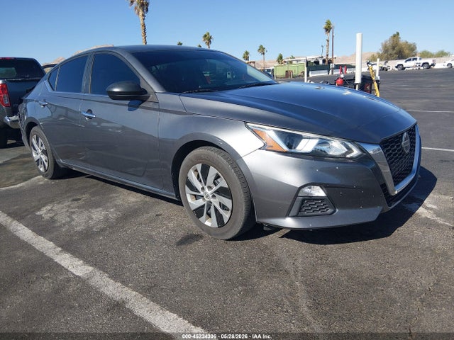 Salvage Nissan Altima Image