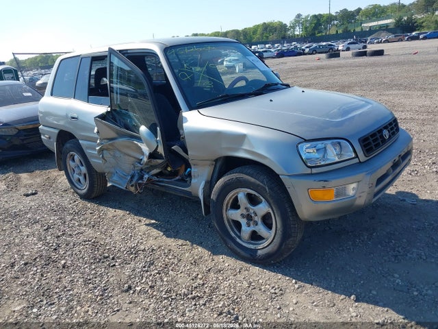 Salvage Toyota RAV4 Image