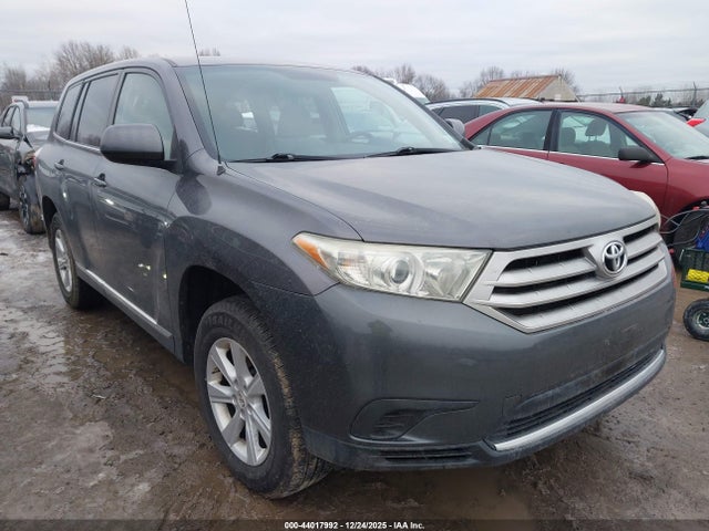 Salvage Toyota Highlander Image