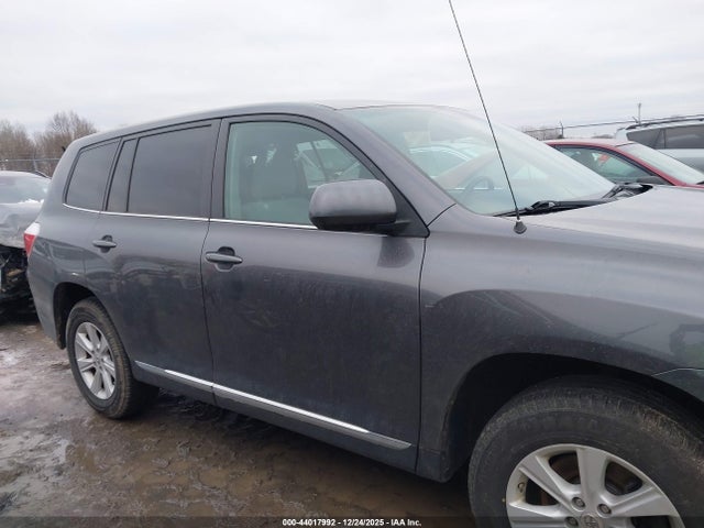 Toyota Highlander Base V6